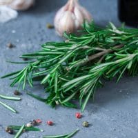 Ruzmarin, beli luk, biber.