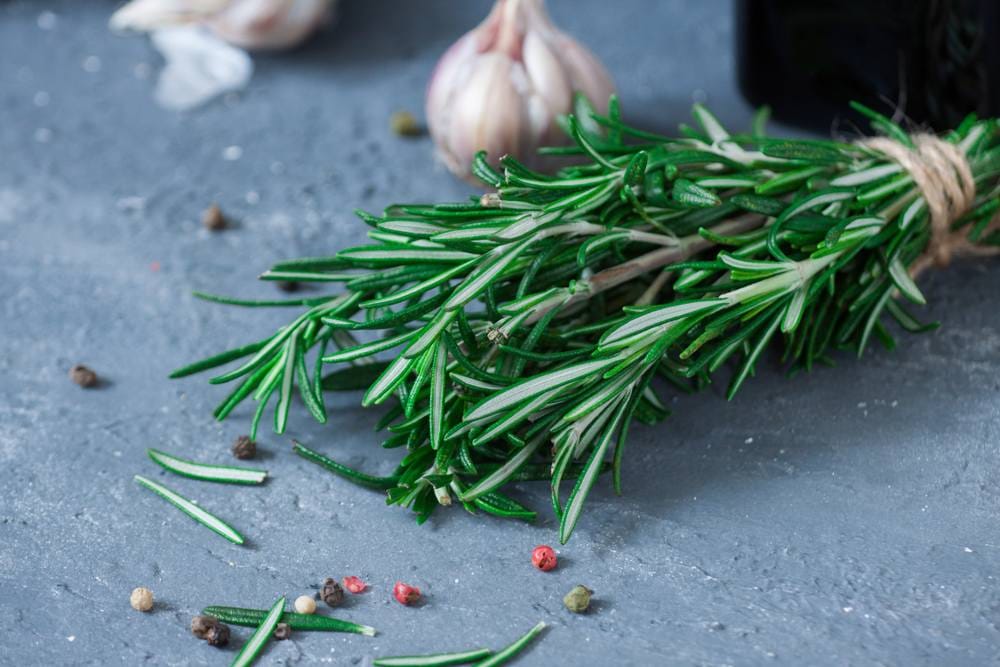 Ruzmarin, beli luk, biber.