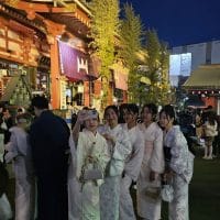Japanke u tradicionalnoj odeći ipred Senso-ji hrama.
