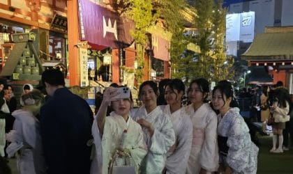 Japanke u tradicionalnoj odeći ipred Senso-ji hrama.