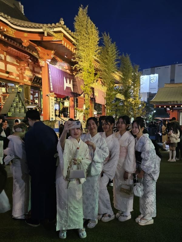 Japanke u tradicionalnoj odeći ipred Senso-ji hrama.