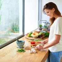 Žena koja sprema hranu u kuhinji.