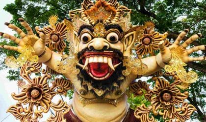 Čudovište sa iskolačenim očima, ogromnim raširenim rukama itd, zlatne boje.