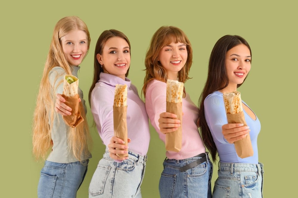 Devojcice koje u rukama drže doner kebab.