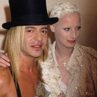 Džon Galiano sa prijateljicom na modnoj reviji.