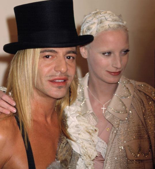 Džon Galiano sa prijateljicom na modnoj reviji.