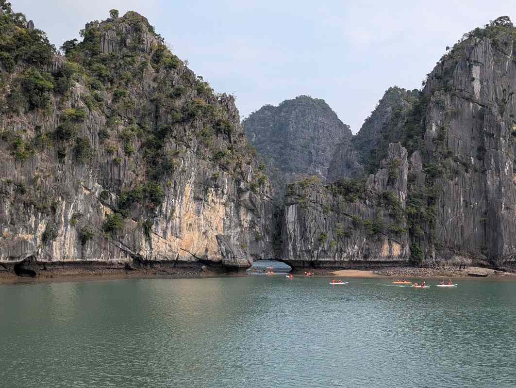 Ha long bay. Voda okružena strmim krečnjačkim stenama.