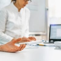 Doktorka u ordinaciji meri pacijentu HRV.