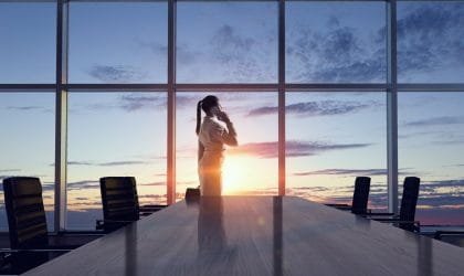 Žena u kancelariji u zoru.