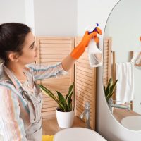 Žena prska ogledalo.