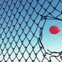 Rupa u ogradi kroz koju je izleteo balon.