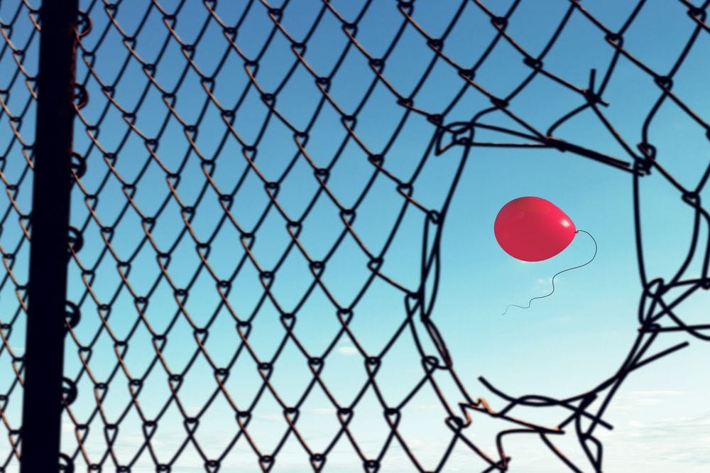 Rupa u ogradi kroz koju je izleteo balon.