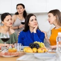 Neka je teška situacija, prijateljice razgovaraju i pomažu.