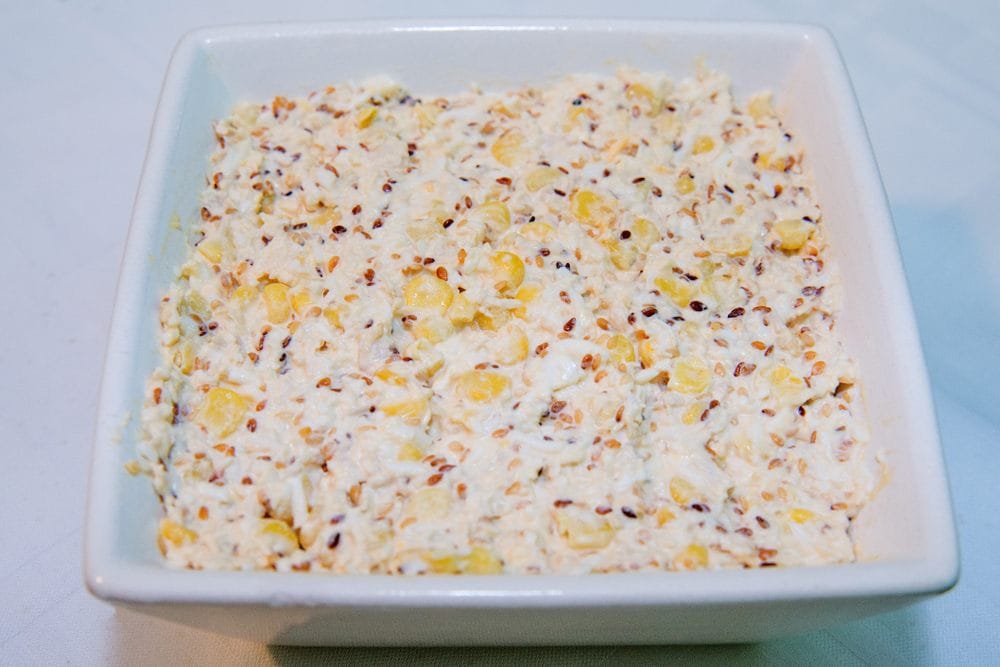 Susam salata sa piletinom i dodatkom kukuruznih zrna.