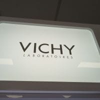 Reklama, panel na kome piše VICHY laboratorije