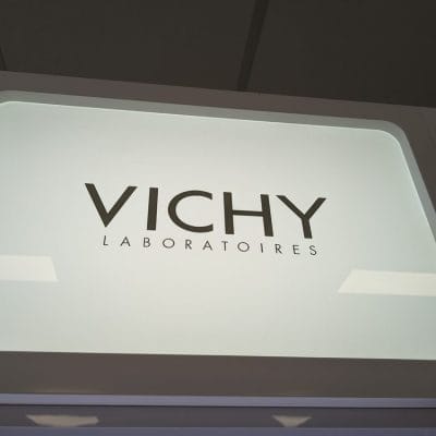 Reklama, panel na kome piše VICHY laboratorije