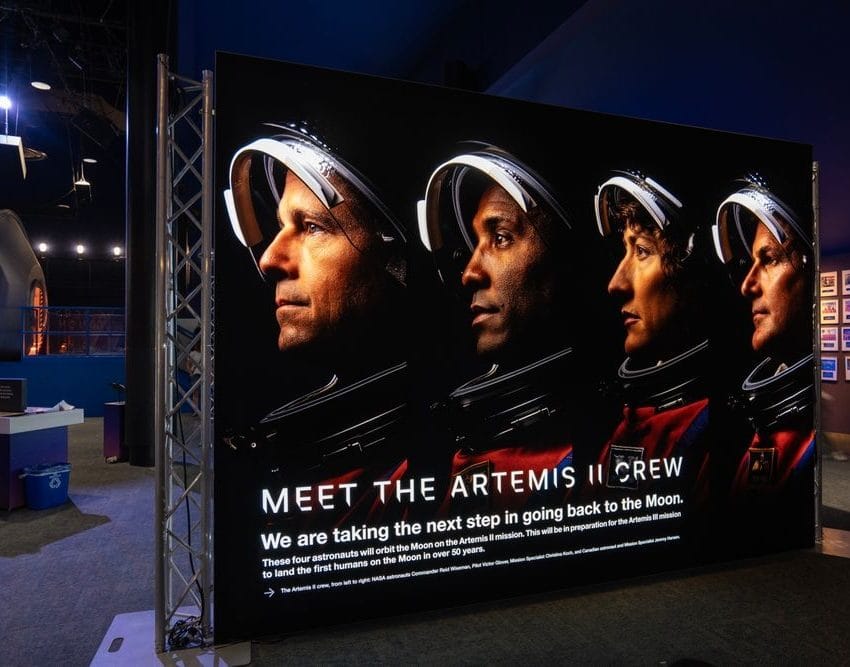 Plakat sa likovima posade na Artemis-u II.