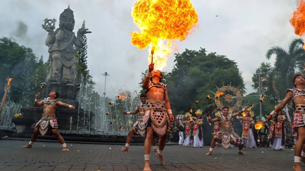 Balinežani s bakljama izvode tradicionalni ples.