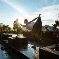 Balinežanka praktikuje jogu na Baliju u prirodi.