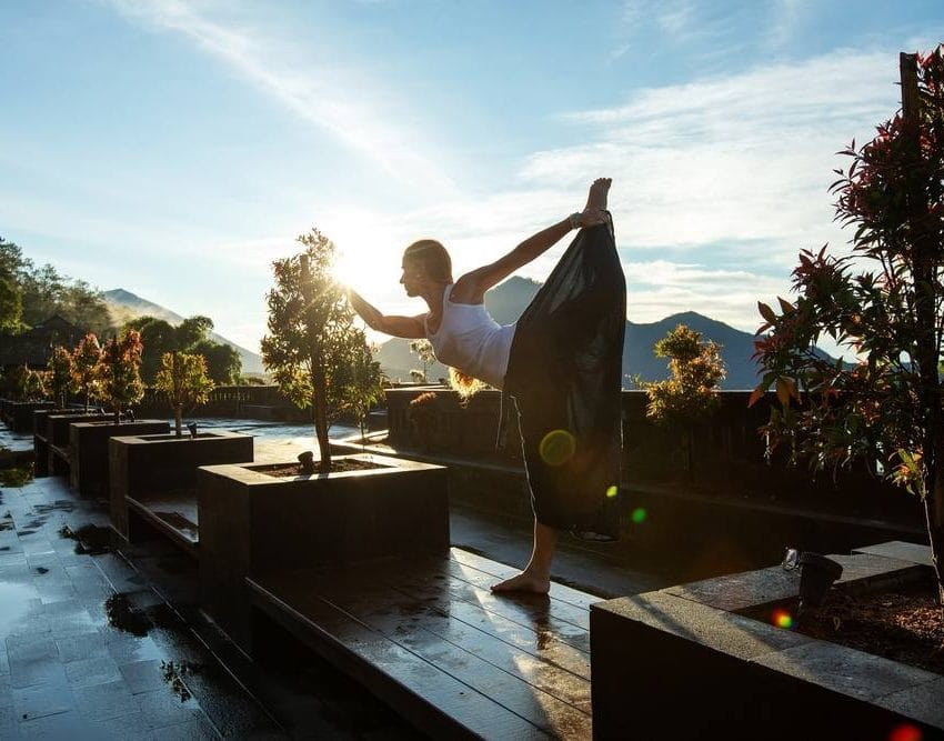 Balinežanka praktikuje jogu na Baliju u prirodi.