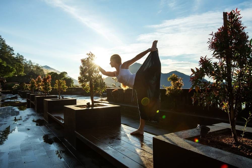Balinežanka praktikuje jogu na Baliju u prirodi.