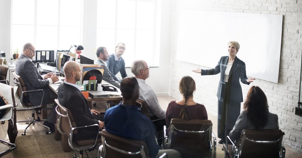 Početak sastanka, zaposlenu koja vodi sastanak svi pažljivo slučaju.