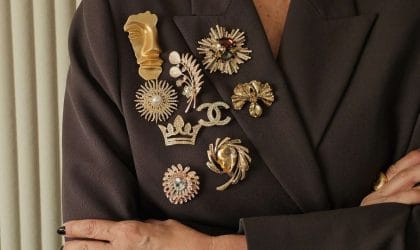 Grupa bro[eva uglavnom u zlatnoj boji sa biserima ili kristalima na levom reveru sakoa.