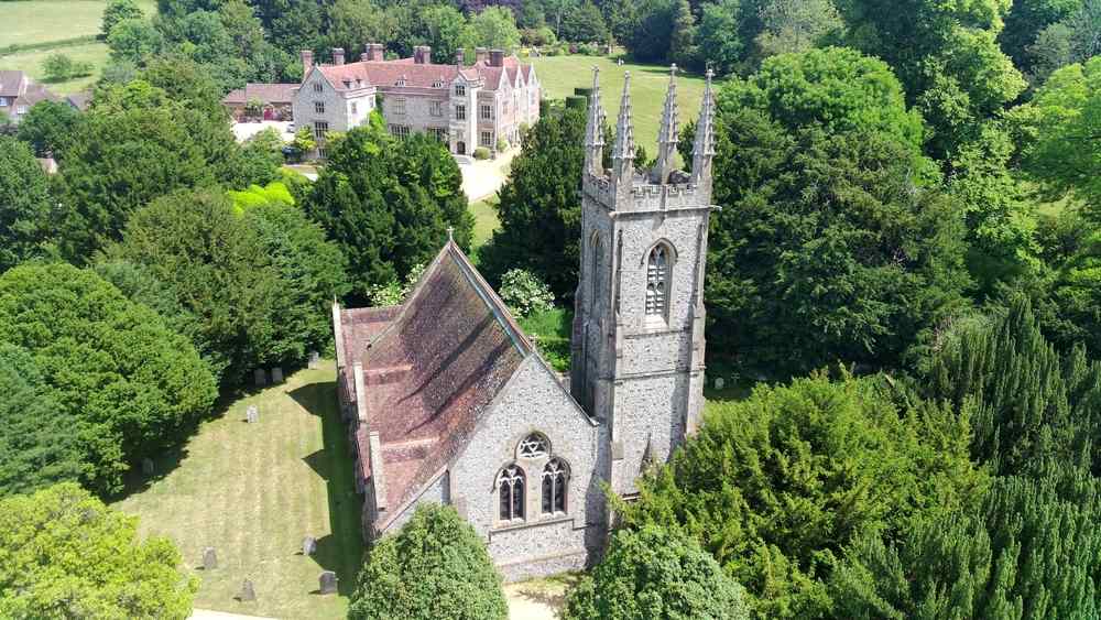 Crkva i zamak u prirodi.