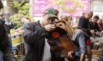 Razgledanje vinil ploča u Čumićevom sokačetu povodom svetskog dana vinil ploca.