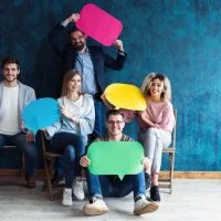 Grupa ljudi koji svi iznad glave imaju nacrtane "oblake', kao sta kažu, ilustrativno za govor.