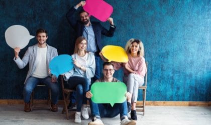 Grupa ljudi koji svi iznad glave imaju nacrtane "oblake', kao sta kažu, ilustrativno za govor.