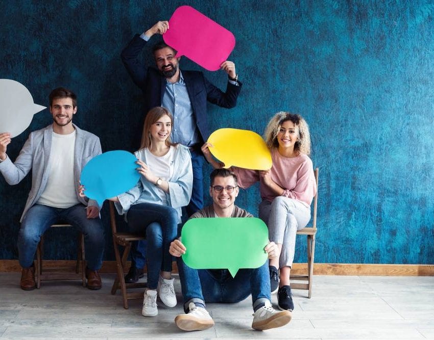 Grupa ljudi koji svi iznad glave imaju nacrtane "oblake', kao sta kažu, ilustrativno za govor.