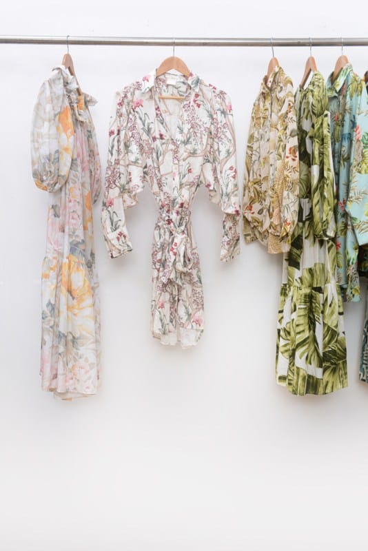 Haljine ko&scaron;ulje, vise na ofingerima. Napravljene su od materijala sa cvetnim dezenom.