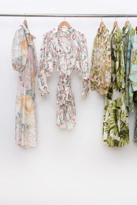 Košulje, okačene na prstima. Izrađene su od materijala sa cvjetnim uzorkom.