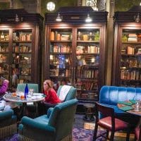 Prijatan salon hotela sa bibliotekom.