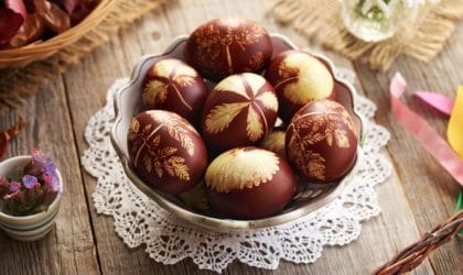 Jaja za Uskrs farbana u lukovini, dekorisamna ubacivanjem listića peršuna tokom farbanja.