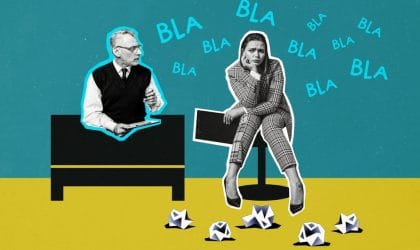 Šef drži monolog, body language mlađe koleginice pokazuje da se dosađuje.