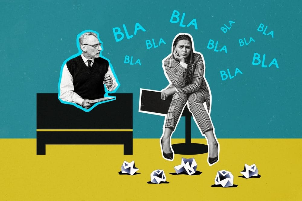 Šef drži monolog, body language mlađe koleginice pokazuje da se dosađuje.