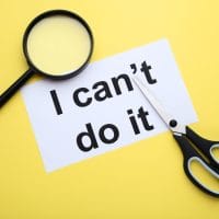 Na žutoj podlozi je lupa, natpis I can't do it i makaze, spremne da preseku t.