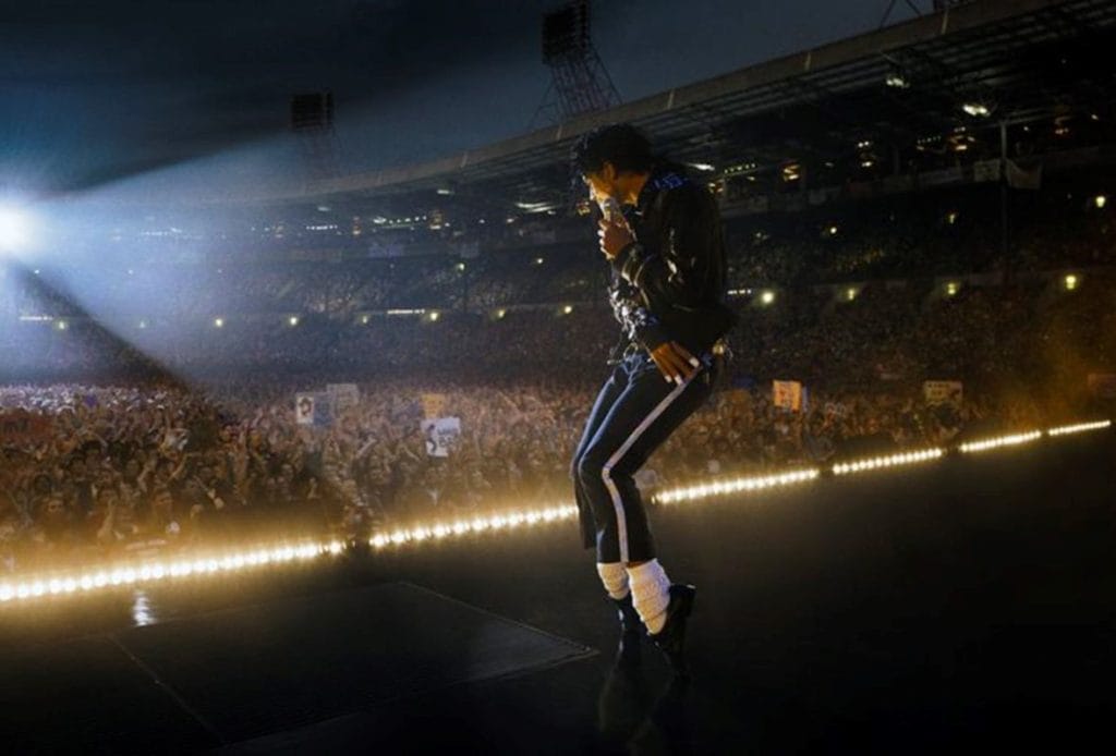 Scena iz filma Majkl, pevač na sceni.