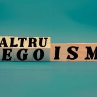 Drvene kockice i u zavisnosti kako su postavljene pi[e ili ALTRU ili EGO ISM.