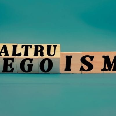 Drvene kockice i u zavisnosti kako su postavljene pi[e ili ALTRU ili EGO ISM.