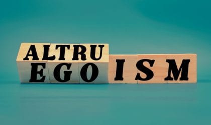 Drvene kockice i u zavisnosti kako su postavljene pi[e ili ALTRU ili EGO ISM.