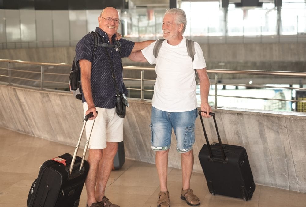 Dva muškarca, prijatelji, penzioneri na aerodromu, spremni za put.