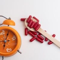 Sat i suplementi na stolu.