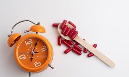 Sat i suplementi na stolu.