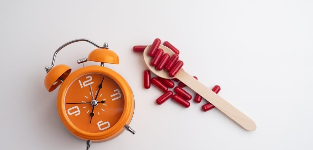 Sat i suplementi na stolu.