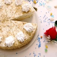 Sladoled torta ukrašena šlagom, isečeno jedno parče.