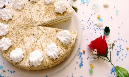 Sladoled torta ukrašena šlagom, isečeno jedno parče.