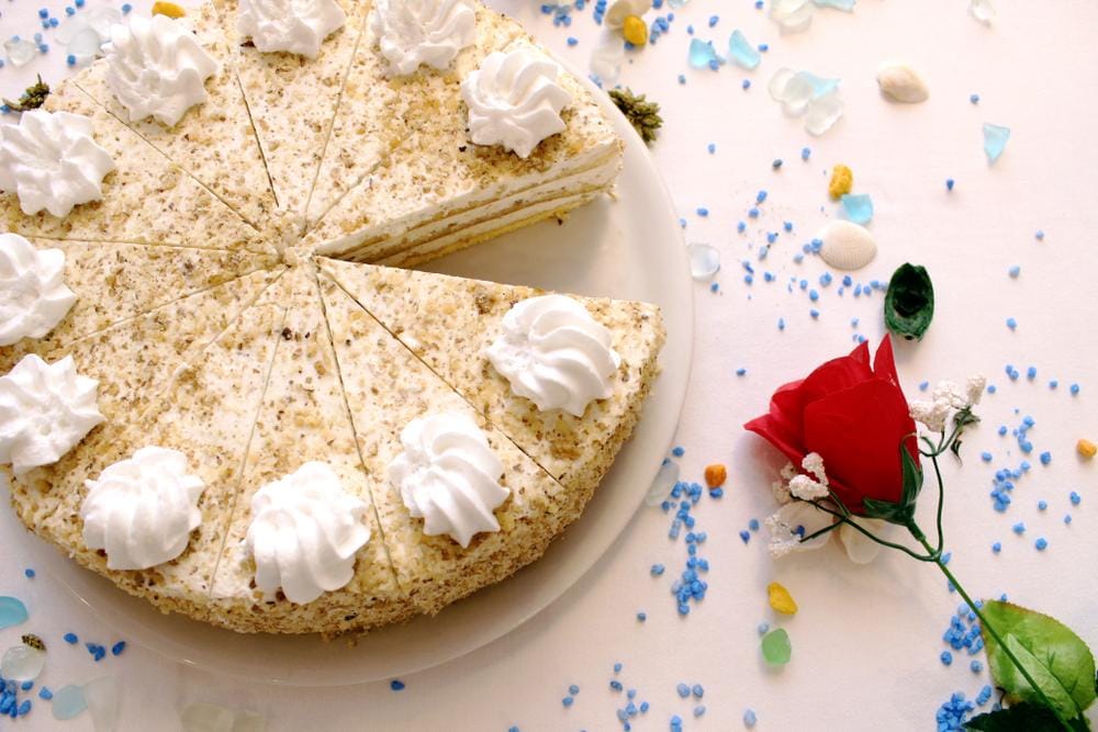 Sladoled torta ukrašena šlagom, isečeno jedno parče.